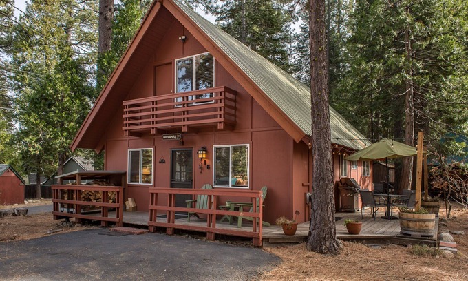 Tahoma Chalet De Esquí | Encantador chalet que admite mascotas / Excelente ubicación / Paseo al lago