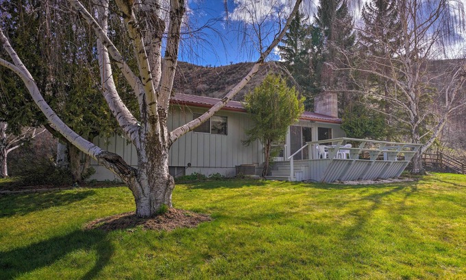 White Bird Casa | Encanto White Bird Home w / Mtn y Salmon River View