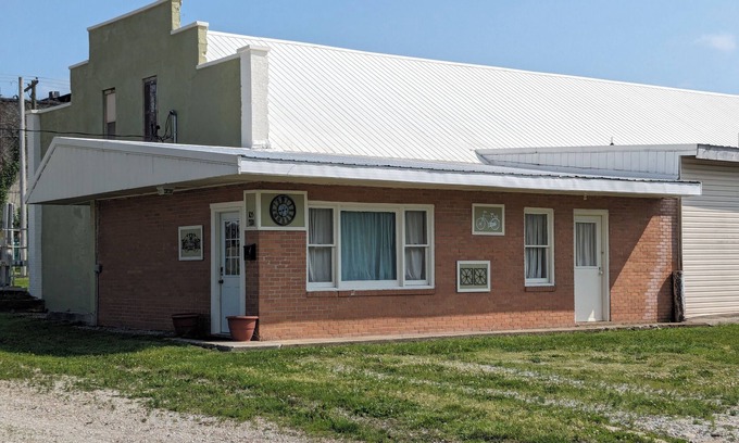 Windsor Apartamento | Charming Windsor Apartment: Easy access to Katy and Rock Island Trails.