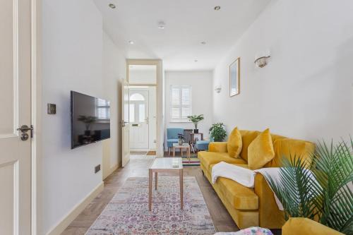 Windsor City Centre Casa | Charming Windsor Cottage, Castle Views, Garden & Walk Everywhere