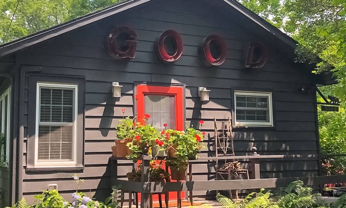 Lakeside Casa | Charming Woodland Cottage Minutes from Lake Michigan with W/D & AC