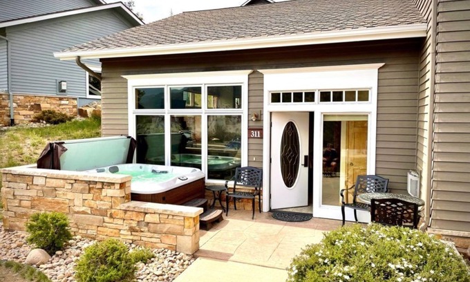 Stanley Hills Condominio | Charming woodsy condo with private hot tub and Rocky Mountain views!