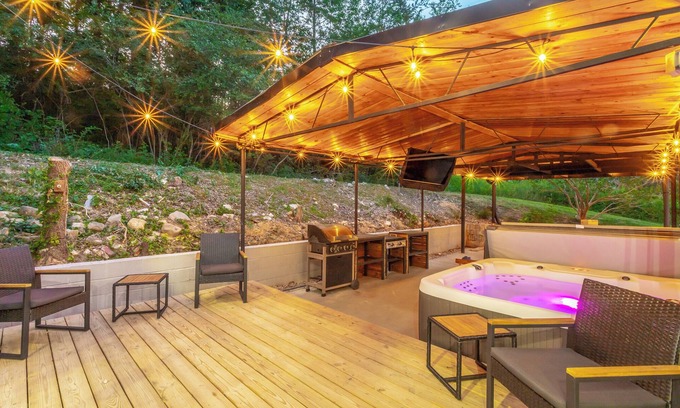 Stuart Heights - Rivermont Casa | Charming1-level home located minutes from the North Shore with PRIVATE HOT TUB!