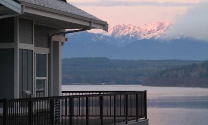 Poulsbo Casa | Con una encantadora elegante de alta Banco Waterfront Home