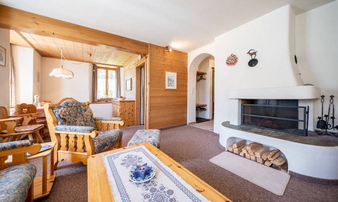 Lavin Apartamento | Chasa Plazza Gronda: Cozy 3.5-room apartment with elevator, chemineé and underground garage