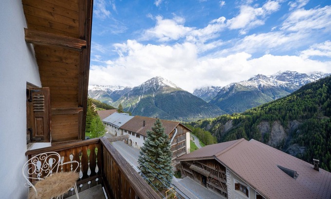 Vna Apartamento | Chasa Rosa 3: 3.5-room apartment in the idyllic and sun-drenched mountain village of Vnà