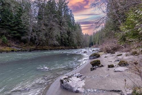 Lime Kiln Casa | Chase's River Cabin - Hot-tub Firepit & Fireplace