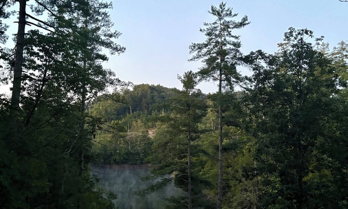 Campton Cabina | Chasin Turkeys is a Charming 2-bedroom Lakefront cabin in Red River Groge