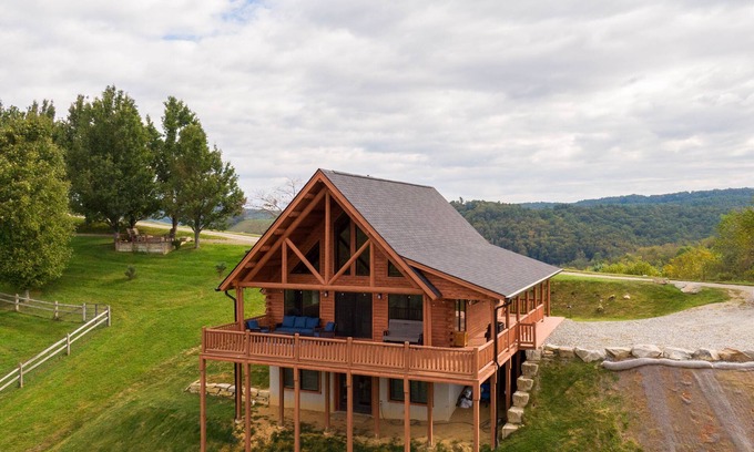 Fleetwood Cabina | Chasing Clouds Cabin - year round views, river access