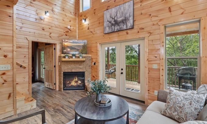 Gatlinburg - Pigeon Forge Cabina | Chasing The Son Cabin 3 Bedroom Cabin by RedAwning