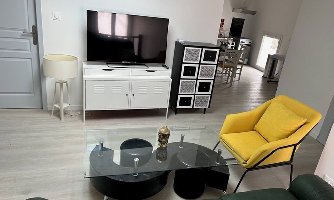 Alzonne Apartamento | Chateau apartment, quiet location close to tourist attractions. Dogs welcome