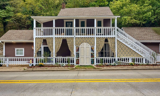 Eureka Springs Historic District Cabaña | Chateau Cottage - Penthouse