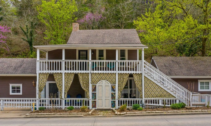 Eureka Springs Historic District Cabaña | Chateau Cottage - Entire Chateau