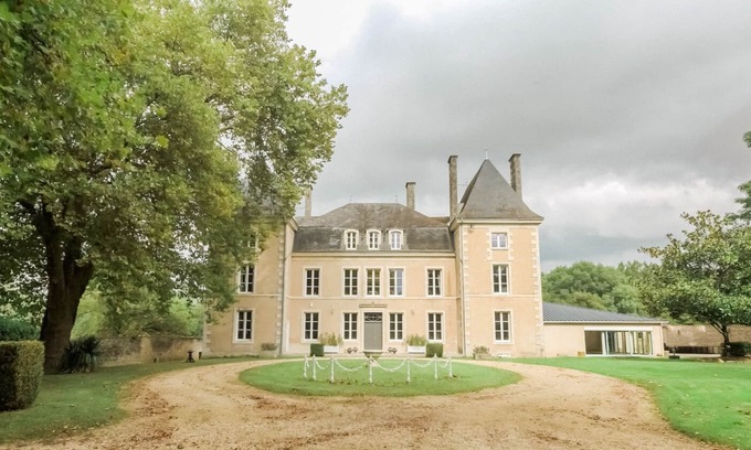 Benest Otro | Chateau de la Borderie