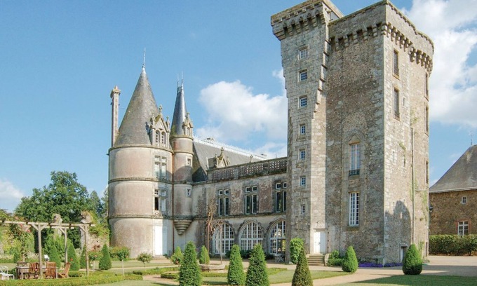 Sevremont Otro | Chateau Des Poetes Keep