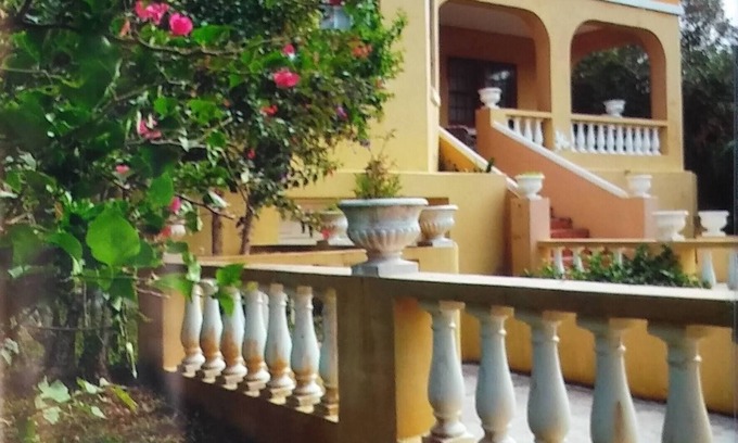 Smith's Casa | Chateau Getaway Bermy Style