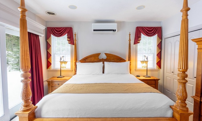 Bartlett Casa | Chateau Grand Master Suite – Private Summer Pool, Cozy Fireplace, Patio with Gas Grill & Stunning Vi