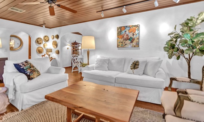 Pineapple Grove Arts District Cabaña | Chateau Mango, historic cottage with a pool!