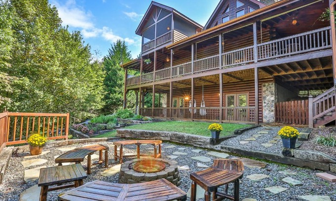 Mineral Bluff Casa | Chateau Relaxeau Breathtaking Spacious Mountain Home on Paved Road