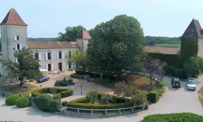 Villeneuve-sur-Lot Casa | Chateau Trieux, a 16th century chateau set in 3.5 hectares of private grounds.