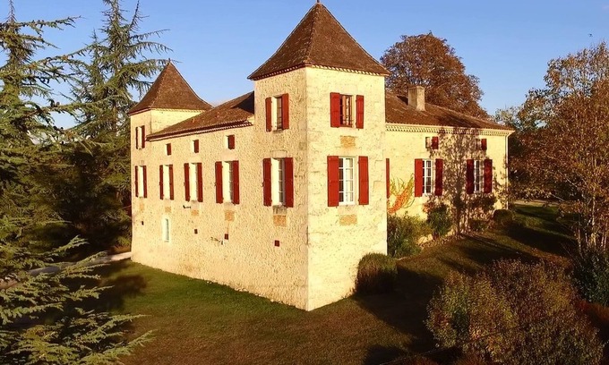 Bourlens Casa | Castillo de lujo con capacidad para 21, piscina climatizada, tenis con iluminación, wifi, barbacoa, piano