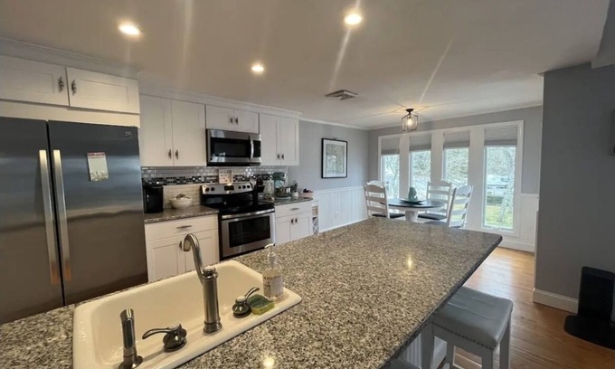 North Chatham Condominio | Chatham Luxury! WALK to beach