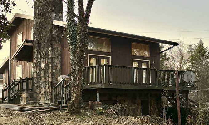 Chatsworth Casa | Chatsworth Charm Cabin-Influenced House