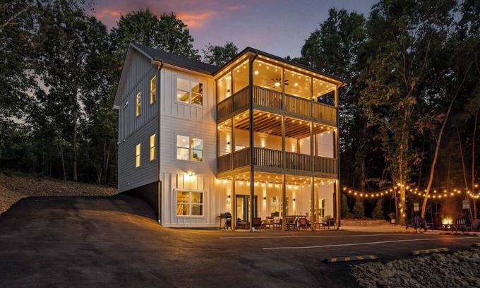 Rossville Casa | ChattVistas|3Stry|TWOCabins|HotTubs|12bdrm|Slps30+