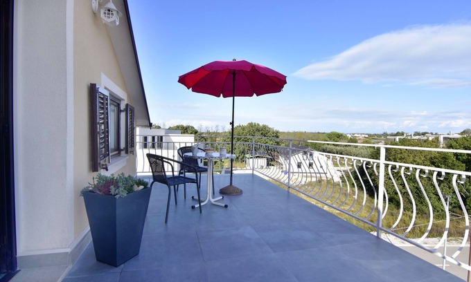 Basanija Apartamento | Apartamento barato en Bašanija, con terraza, wifi, parking gratuito