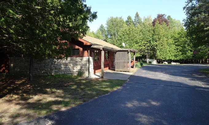 Cheboygan Casa | Río Cheboygan delante Home cerca de Mullet Lago; , Establecimiento privado Quiet