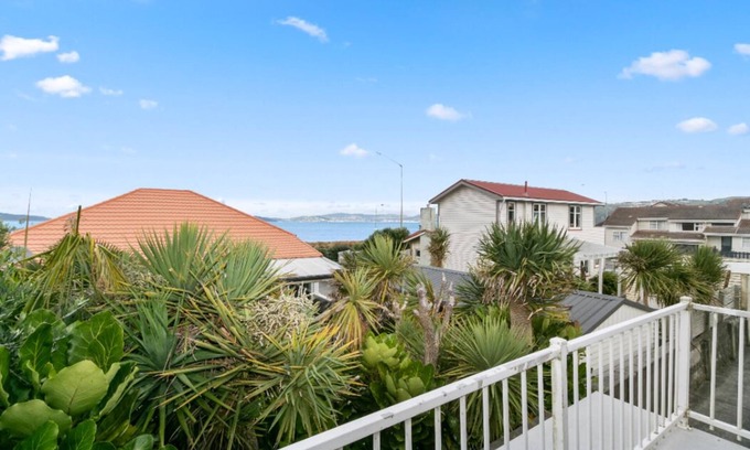 Petone Casa | Cheer full 2bdm warm home close to the beach