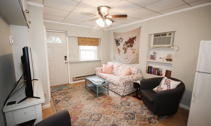 Coloma Casa | Cheerful 1 bedroom, Close to Beaches, Central Location