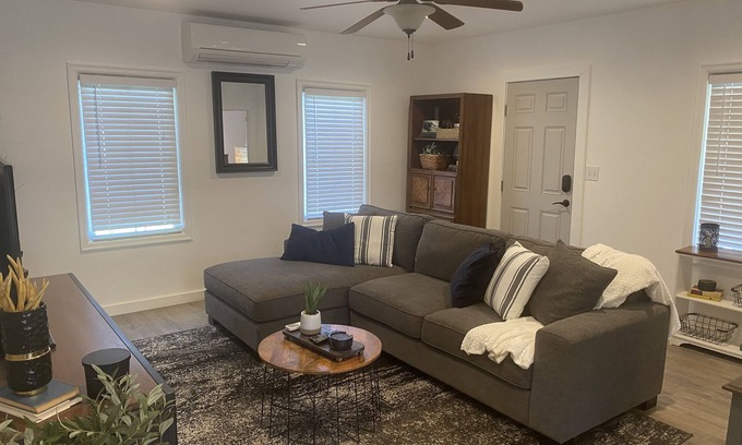 Lynden Casa | Cheerful 1 Bedroom House in the Middle of Town