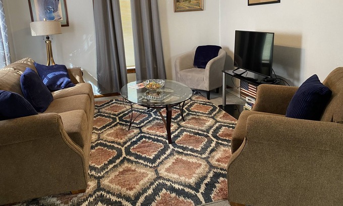 Baytown Casa | Cheerful 1 bedroom recently updated and conveniently located.