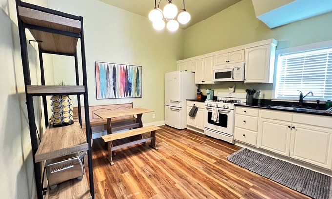 Esplanade Ridge Casa | Cheerful 1 Bedroom in Mid-City
