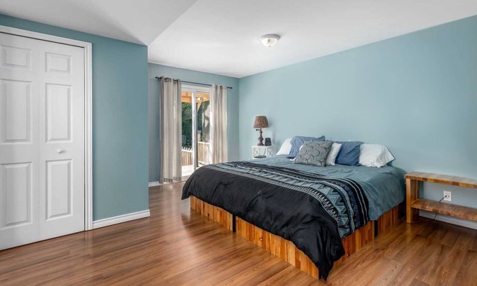 Durham Region Casa | Cheerful 1-Master Bedroom With Separate Entrance