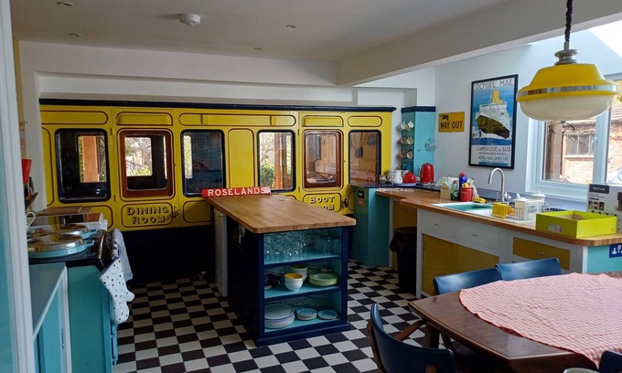 Portesham Cabaña | Cheerful 1960s cottage with railway carriage near Jurassic Coast, West Dorset