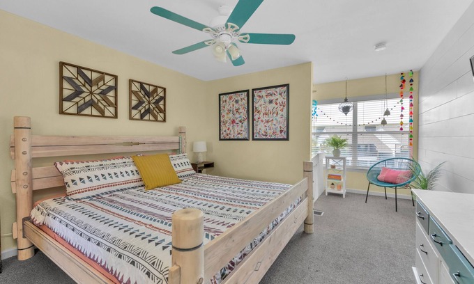 Navarre Beach Casa | Cheerful 1BR on the Island w/ King Bed