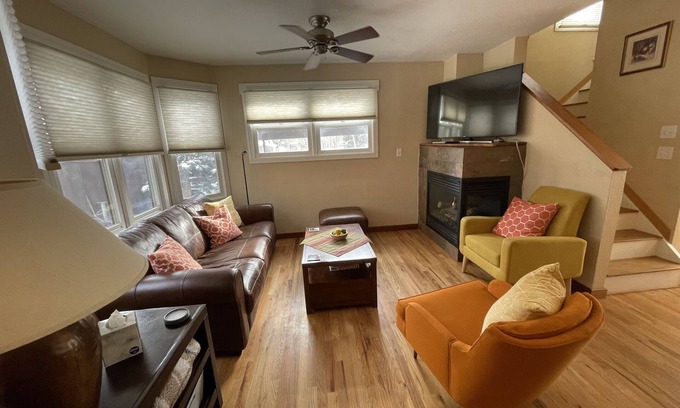 Downtown Condominio | Cheerful 2 Bdrm / 1.5 Bath Pearl St. Condo