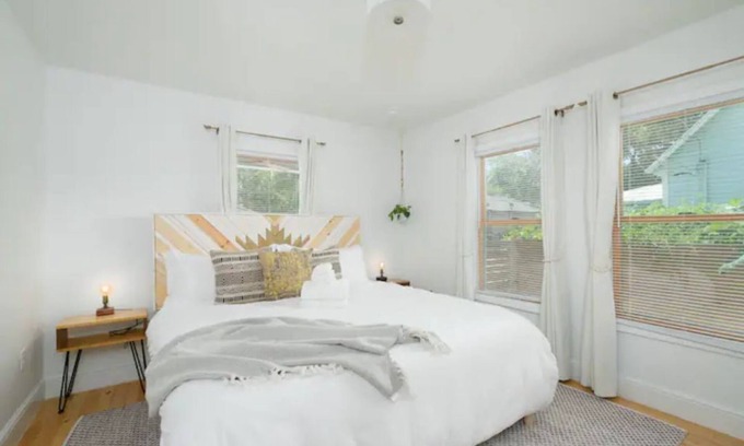 Pleasant Street Casa | Cheerful 2-BDRM/2.5 Bathroom Home Near DWTN & UF