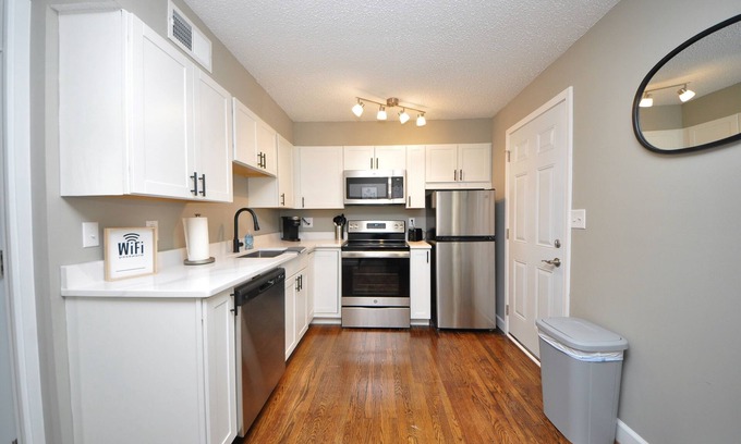 St. Charles Historic District Casa | Cheerful 2-Bed Townhome Near Park w Garage Parking