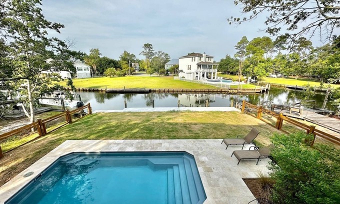 Pass Christian Casa | Cheerful 2-Bedroom Home on the Water with a Pool