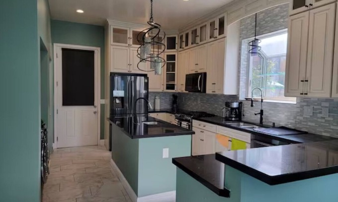 Crockett Casa | Cheerful 2-bedroom 2-bathroom with deck