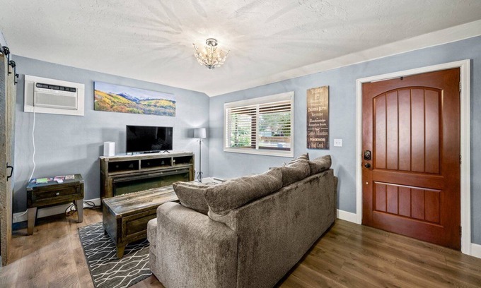 Montrose Cabina | Cheerful 2 bedroom cabin close to the hospital