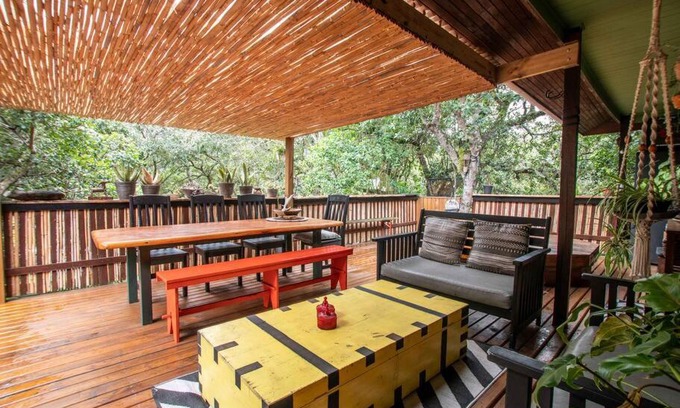 Sedgefield Casa | Cheerful 2 bedroom Cabin nestled in the trees