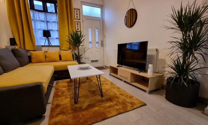 Stoke-on-Trent Casa | Cheerful 2 Bedroom home in Stoke on Trent