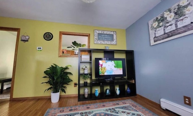 Copiague Casa | Cheerful 2-Bedroom Home With On Premises Parking