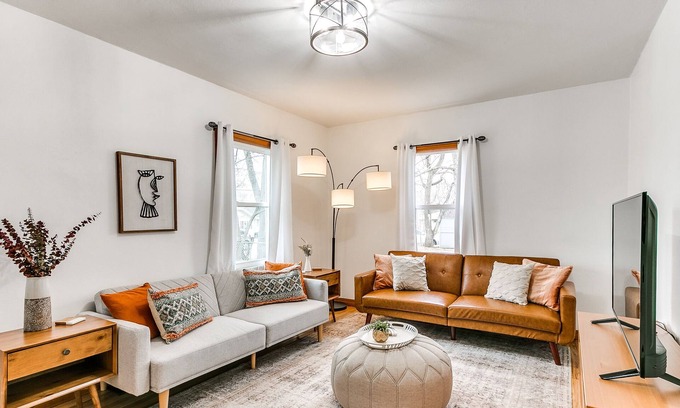 Des Moines Casa | Cheerful 2 Bedroom Home only a mile to Fairgrounds