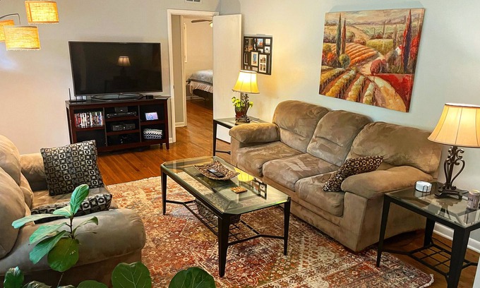 Homewood Casa | Cheerful 2-bedroom Home in West Homewood