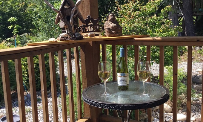 Laidlaw Casa | Cheerful 2 bedroom home, lovely views in Dogwood Valley 10 minutes from Hope, BC